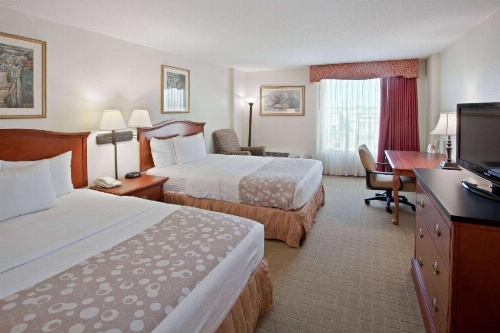 La Quinta Inn & Suites by Wyndham Downtown Conference Center image 11