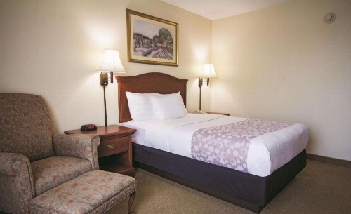 La Quinta Inn & Suites by Wyndham Downtown Conference Center image 2
