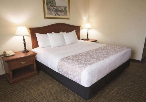 La Quinta Inn & Suites by Wyndham Downtown Conference Center image 3