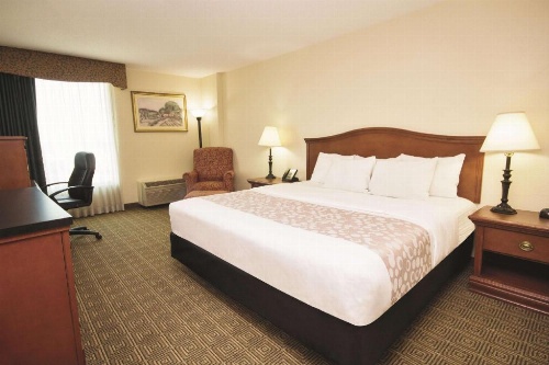 La Quinta Inn & Suites by Wyndham Downtown Conference Center image 4