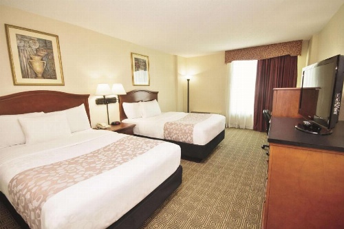 La Quinta Inn & Suites by Wyndham Downtown Conference Center image 5