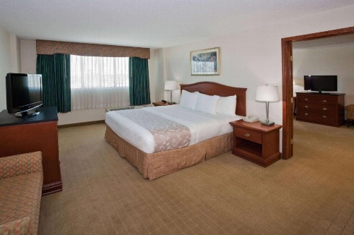 La Quinta Inn & Suites by Wyndham Downtown Conference Center image 7