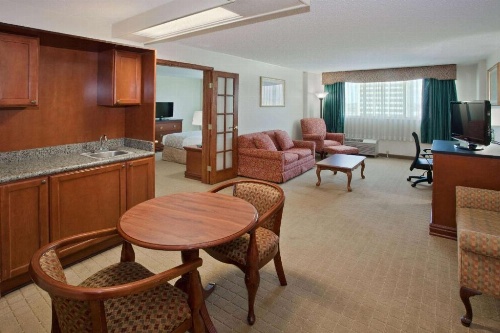 La Quinta Inn & Suites by Wyndham Downtown Conference Center image 8