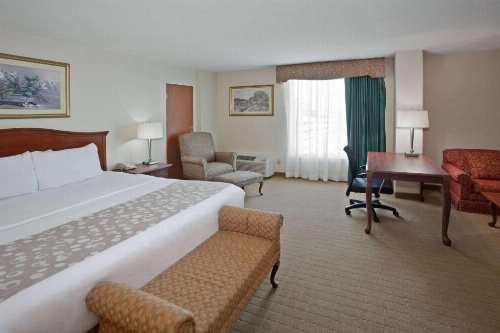 La Quinta Inn & Suites by Wyndham Downtown Conference Center image 9